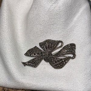 925 Silver Vintage Real Marcasite Gemstone Ribbon Bow Design Pin Brooch